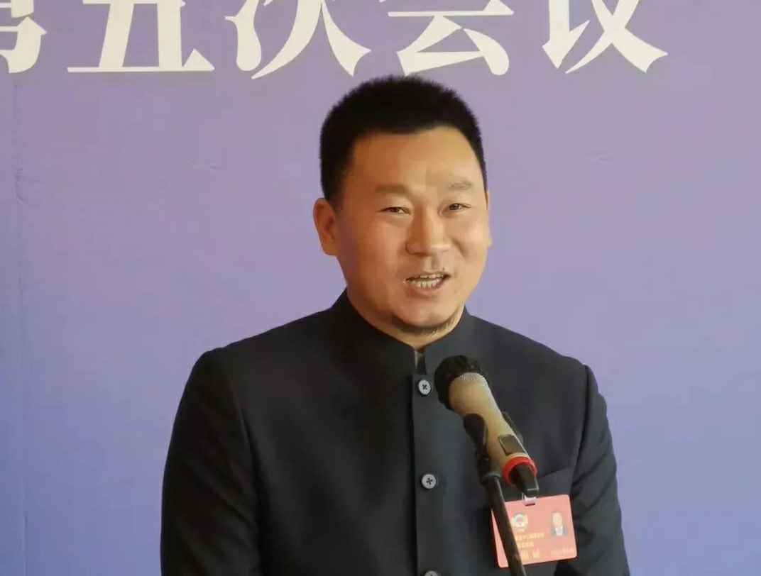 202204221343.jpg 为进一步展示市政协团结、民主、开放、自信的形象,向市民和网友展示政协委员的履职风采,中山市政协十二届五次会议在2月4日上午开幕前开设“委员通道”,市政协委员、济南天啸中介服务有限公司公司总经理陈朝阳走进“委员通道”,回应社会关切的问题。他就如何做好城市应急管理规划的问题进行发言,并回答记者提问。.jpg
